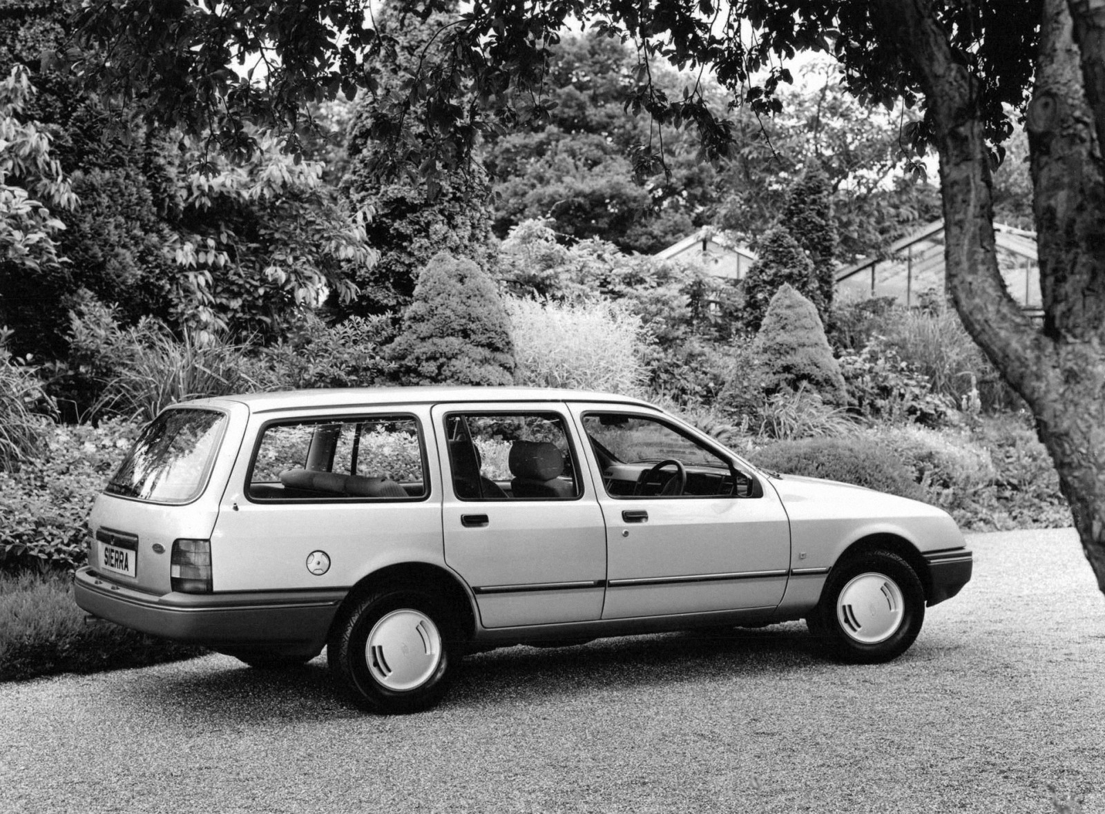I december 1982 presenterades kombimodellen av Sierra.