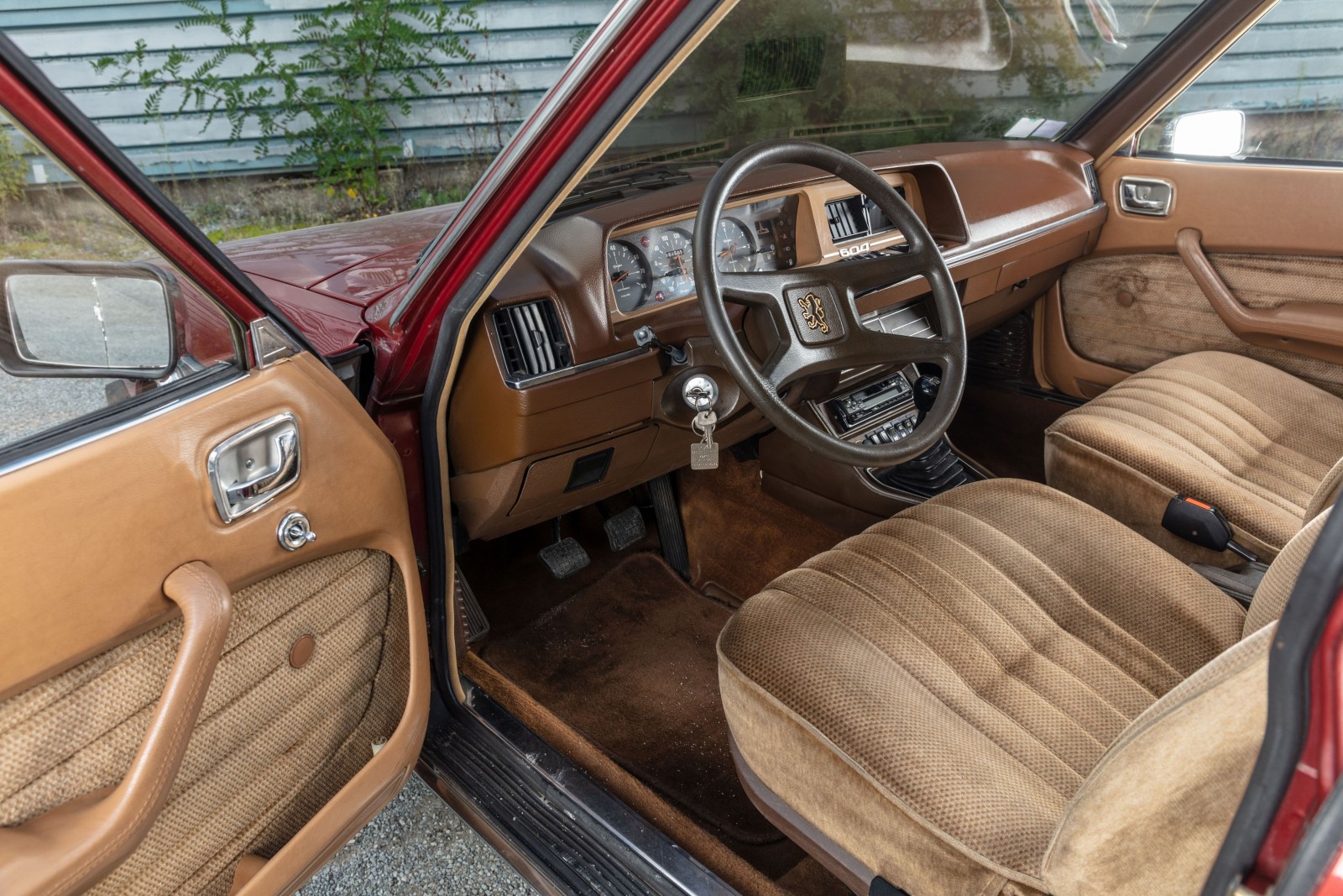 Interiören i Peugeot 604 SL, 1978. Uppskattat pris: 12 000 till 18 000 euro. Inget reservationspris.