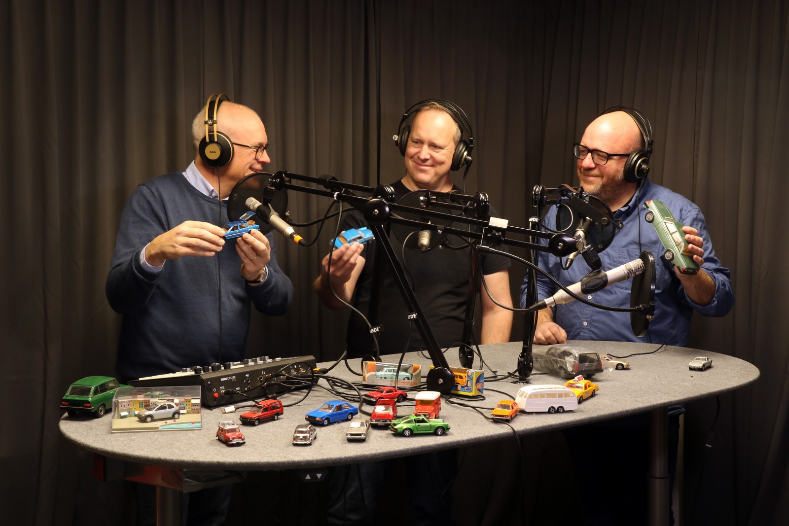 Carl Legelius, Björn Meyer och Fredrik Nyblad leker med bilar i studion.