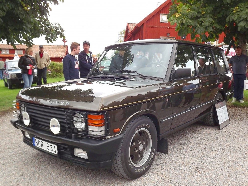 En mycket större låda, Range Rover Vogue LSE bör vara den ultimata lyxkryssaren för både stad och mark. Luftfjädring med nivåreglering, cruise control, eluppvärmd framruta, eltaklucka, A/C med mera, dessutom har denna även barskåp och utfällbara bord i sätena. Vogue LSE hette den ultimata Range Rovern 1993. Range Rover var en 70-talare som levde långt in på 90-talet så genomsnittligt blir det ju en 80-talare eller hur?