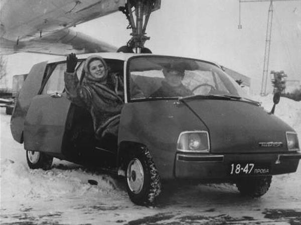 En märklig ryssbil var Maksi som enligt uppgift gjordes 1967. Mycket lite känt, antagligen ett verk av en så kallad fristående byrå. Dessa var i regel knutna till ett universitet eller forskningsanstalt, som i sin tur underställdes någon konstruktionsbyrå, som var underställd någon gren av politbyrån, som var underställd centralkommittén. Byråkratikedjan var lång, krånglig och minst sagt luddig i Sovjet så hur och varför en del projekt godkändes eller underkändes verkar inte gå att reda ut i den snåriga beslutskedjan.