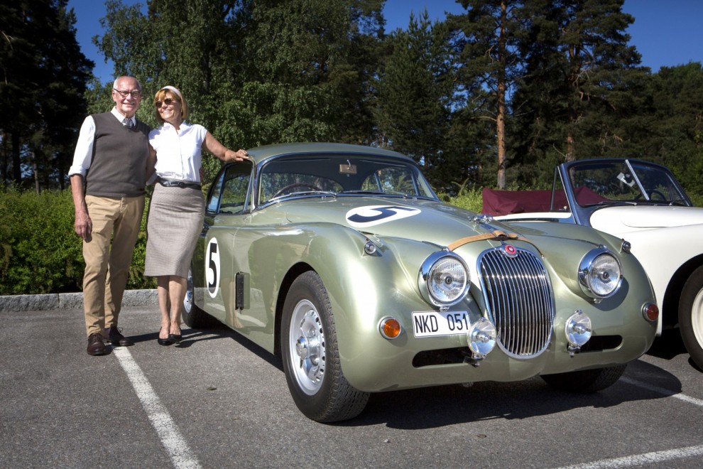 Tage och Ylva Bålefalk, Bollnäs. Jaguar XK150S, 1959
Tage:
– Den stod i ett cykelskjul i Gävle. Jag har bytt massor av plåt, egentligen nederdelen runt hela karossen. Det tog tre år. När överväxeln lade av bytte jag till en modern femväxlad låda. Nu går den helt perfekt på långresa.
Ylva:
– Kulören heter Olivia Verde, egentligen en Aston-färg. Men den passar karossen perfekt. Vi vill ha den lite rejsig i stilen. Gemenskapen mellan Jaguarfolk är stor och vi har väldigt trevligt när vi är ute med vår bil. Själv kör jag en E-Type V12. Man kan inte tröttna på Jaguar, det är fantastiska bilar.