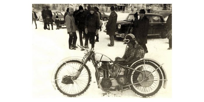 En man i leopardtröja