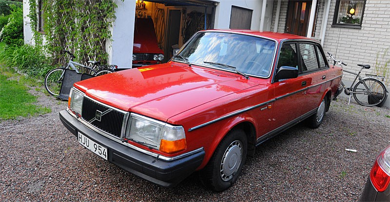 Volvo 240: Första åtgärden