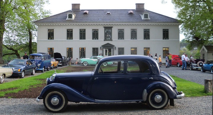 Volvo 262 framför Säteriet