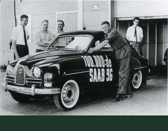 Så hoppar vi till 1963 och ett gäng stolta bilbyggare rullar ut SAAB nummer 100000