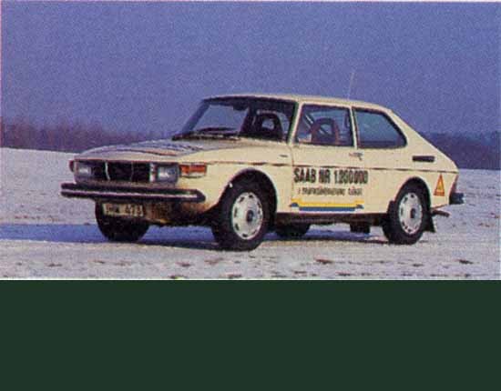 Tretton år senare 1976 står en ensam SAAB 99EMS ute i kylan och talar om att den är den miljonte Saaben