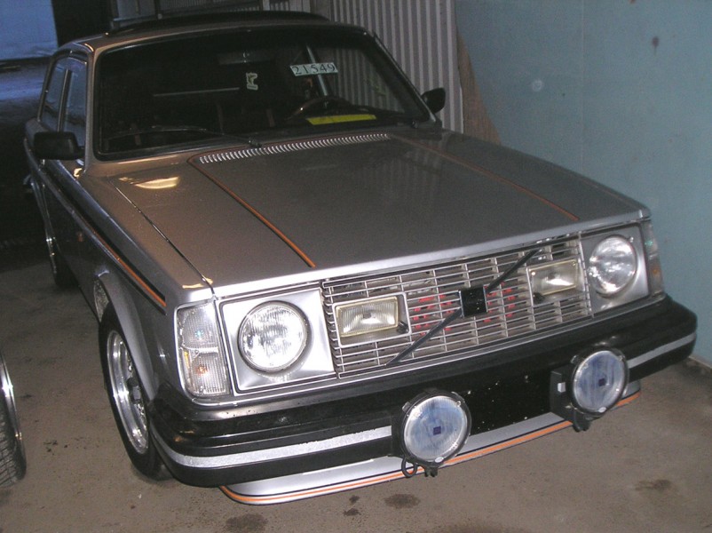 242GT var ett slags svar på Saab turbon, fast utan Turbo. En ganska påkostad Volvo med bland annat ventilerad skivbromsar och pirellidäck. I USA såldes de enbart i silver med dessa orange-svarta stripes.