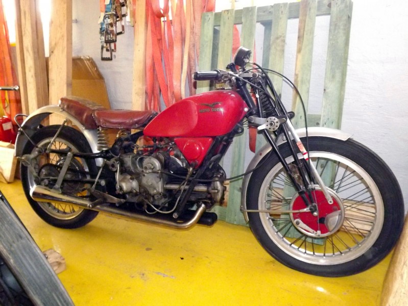 Inte bara bilar, en sällsynt Moto Guzzi från 1939 har också tagits i nyligen.