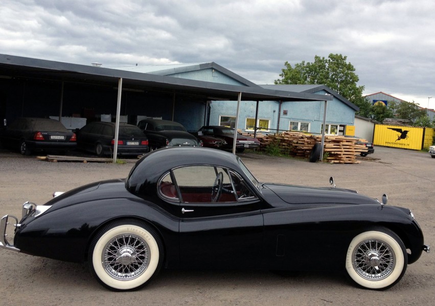 Jaguars sportbilar sålde också i stor upplaga i USA, denna fina XK120 coupé kom in i september.
