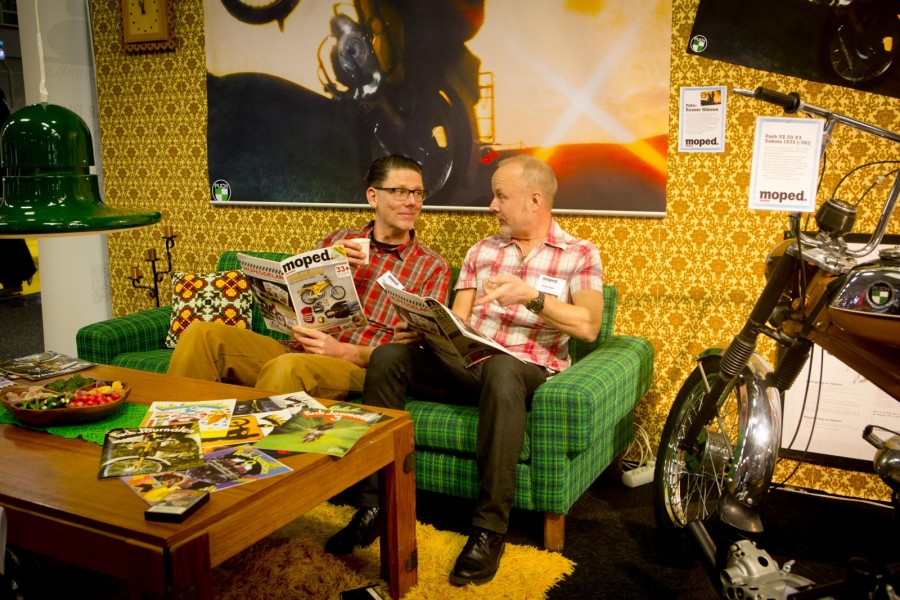 Claes Johansson och Stefan Wulff tar emot i vardagsrummet.