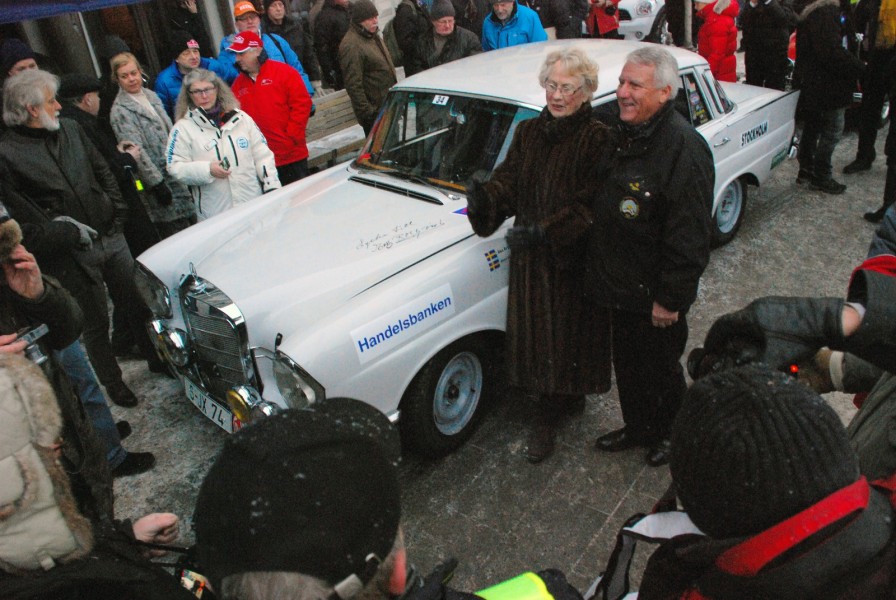 Åke "Bryggarn" Andersson tillsammans med Ewy Rosqvist. "Bryggarn" kör en replik på Ewys Mercedes-Benz 220 SE.