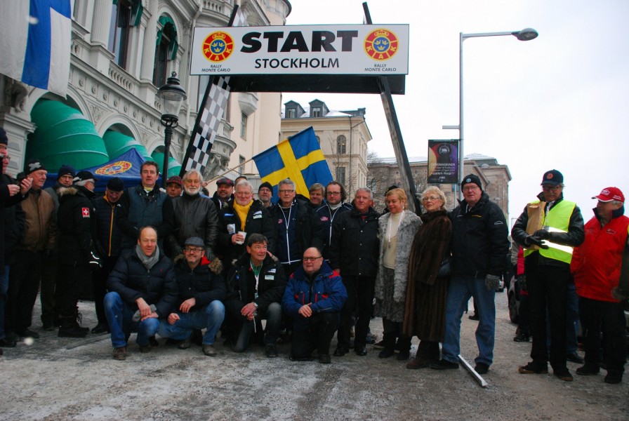 Tio bilar startade från Stockholm. Här är alla förare och co-drivers tillsammans med Ewy Rosqwist och Björn Waldegård.