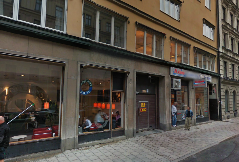 Så ser det ut i dag på Rådmansgatan 54. Skuggan av Rådings Garage finns kvar på fasaden. Bild från Google Maps.