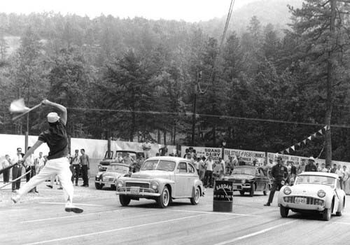 Importrace, Volvo PV i stage mot en Triumph TR3A. Renault Dauphine väntar i bakgrunden.