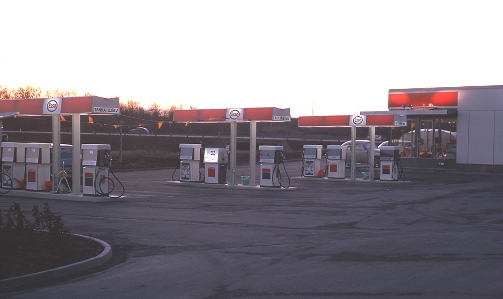 Esso: Skymningsbild över Järngatan