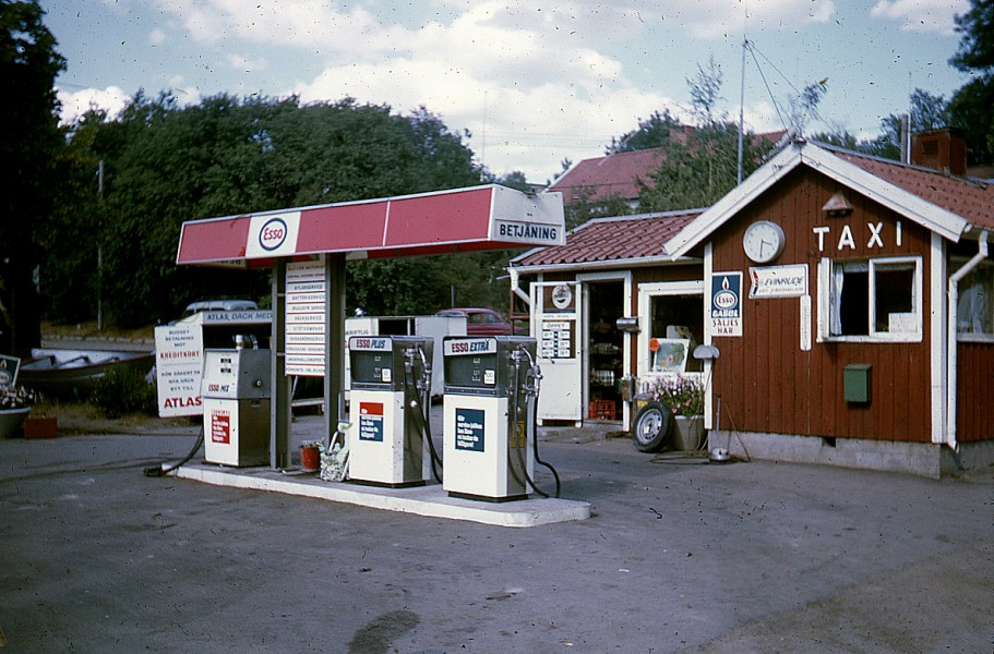 Ett Volvohjul står och väntar på upphämtning.