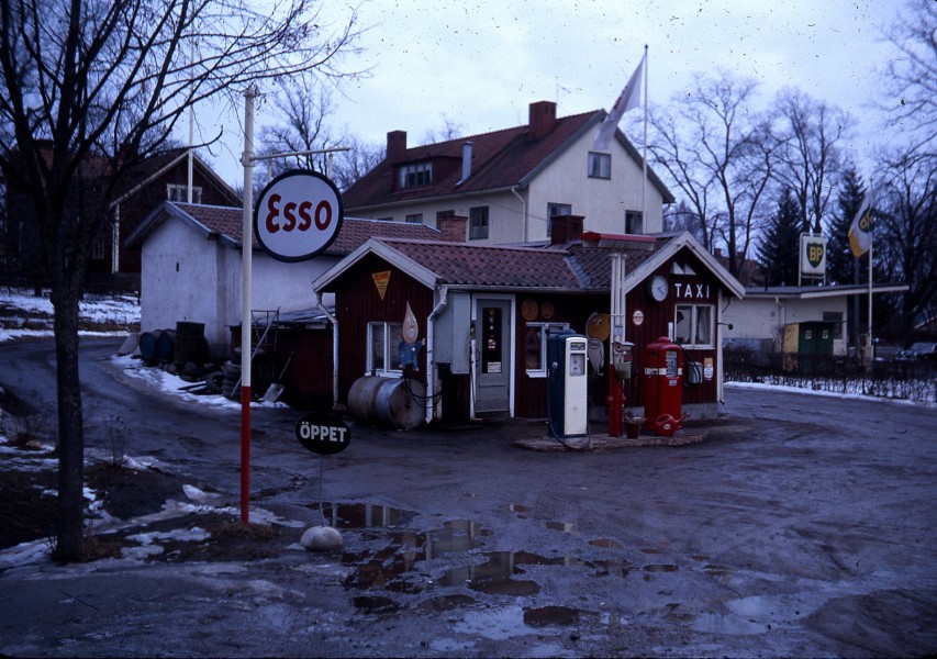 En bonusbild från ett annat – lite slaskigare – tillfälle. Är det inte en Jaguar Mk 2 som skymtar borta på BP-macken?