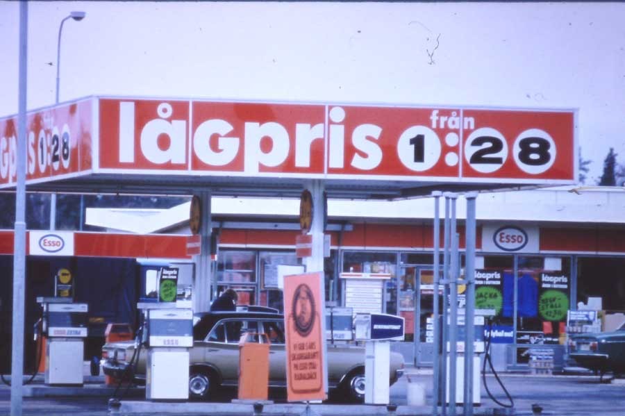 Esso: Bakgårdar och bisarra bilder