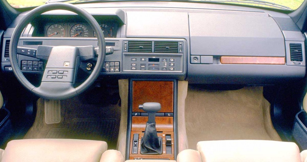Och så här blev det, fortfarande "citroënesque" ,men i mycket mildare grad än sina föragångare CX och DS.
