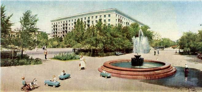 Mer trampbilar på vift, bilden är från Volgograd 1965, staden som tidigare var känd som Stalingrad.