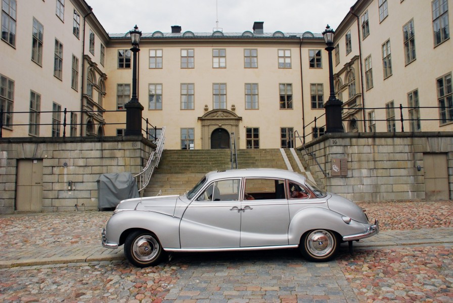 En BMW "Barockängel" stod parkerad för sig själv utanför Svea Hovrätt på Riddarholmen i Stockholm.
