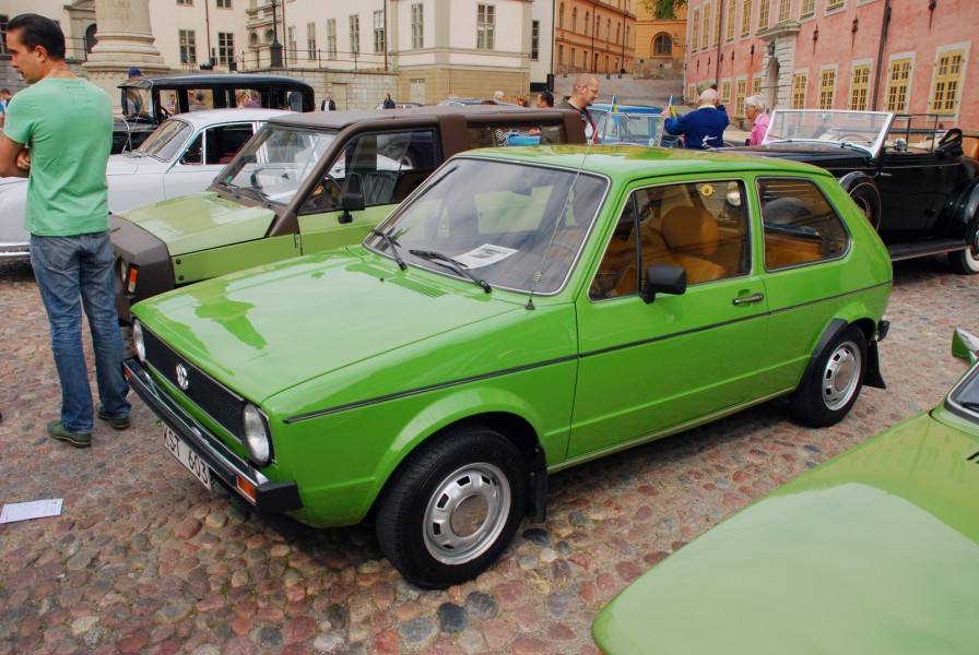 Fantastiskt fin VW Golf från 1980. I Bakgrunden syns Klassikers tidigare webredaktör Joakim Dyredand med sin spännande Renault Rodeo 5.