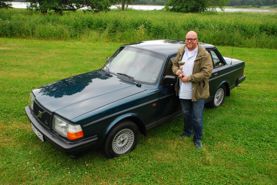 Klassikers Fredrik Nyblad med sin senaste stolthet: En 240 GLT 1991. På lördag kommer han att ta med VROM-besökarna på en tidsresa genom 19 års Volvo 240-reklam.