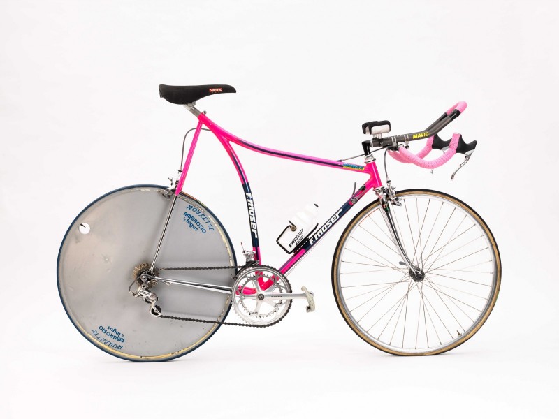 Moser Ax TT, Tempocykel 1989. 1984 slog en av Italiens främsta cyklister genom tiderna, Francesco Moser, Eddy Merckxs entimmesrekord från 1973. Mosers cykel var en renodlad tempocykel och mer aerodynamisk och tekniskt avancerad än den linjecykel Merckx hade använt sig av.