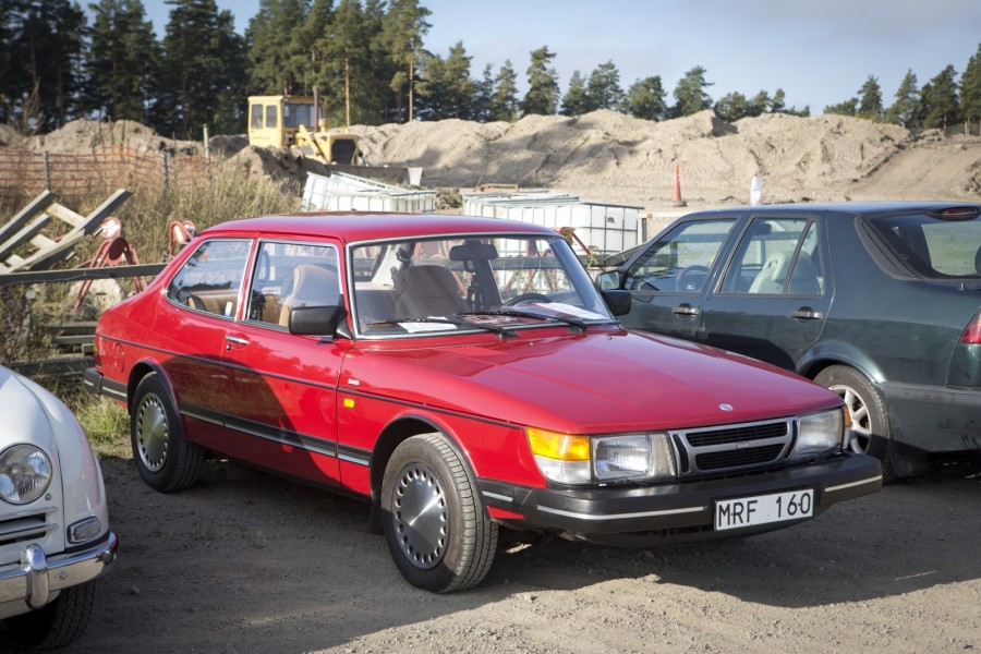 En 900 tvådörrars sedan. Ansågs så snygg att köparen fick en bilvårdshink med på köpet. Här gav det utdelning.