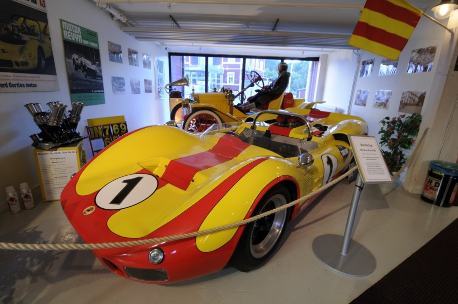 Den McLaren elva M1B som bland andra Picko Troberg kört och en T-Ford Speedster från 1912 i bakgrunden.