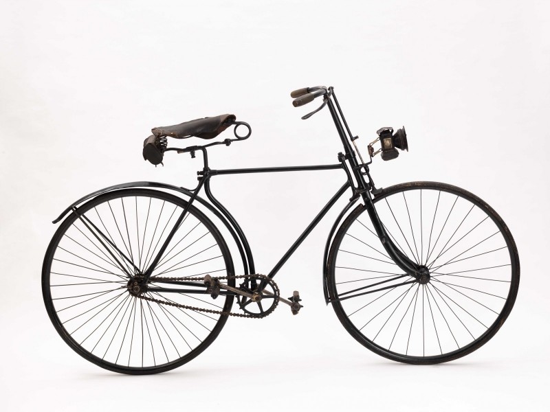 Säkerhetscykel/ Safety bicycle 1890 På 1890-talet förekom säkerhetscykeln allt oftare i städernas gatumiljö. Cykeln är en av de första modeller som tillverkades i säkerhetscykelns andra generation
