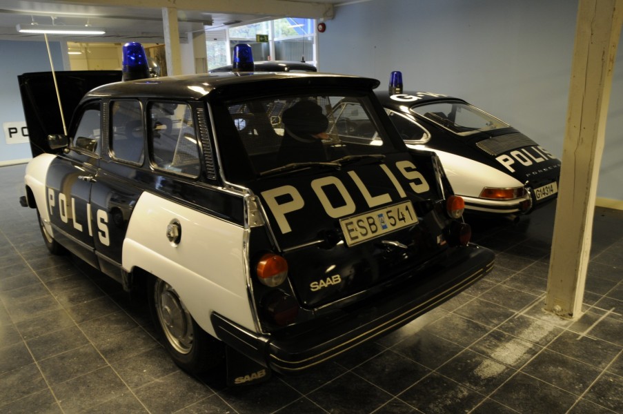 Tvådörrars polisbilar är rena museiföremål!