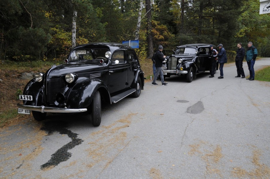 Polismuseets Volvo PV56 -39 och Packard 1701 A -39 varmkörda och något inkontinenta inför resan till sitt nya hemvist på Djurgården.