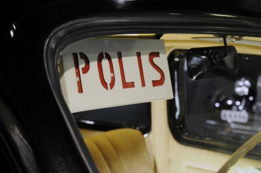 Detaljbild på Polismuseets Volvo PV56 1939 med radioutrustning från Svenska Radioaktiebolaget, SRA. 1939 räckte en liten skylt i vindrutan för att visa att det var en polisbil som kom.