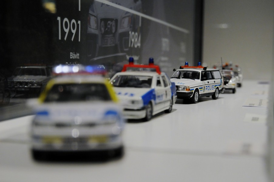 Modellbilar på rad visar utvecklingen av målningen på polisbilar.