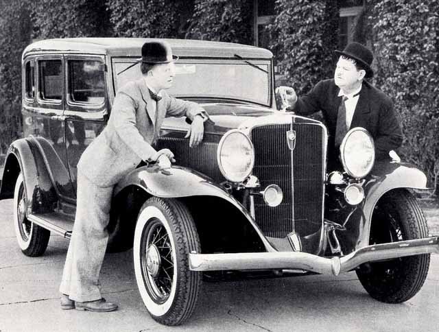 Stan och Oliver med Studebaker