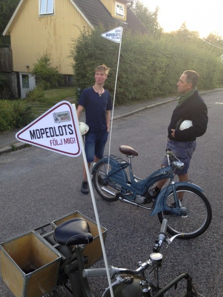 Våra professionella mopedlotsar leder dig in på träffområdet. Avgång var tionde minut. Eller kör själv efter skyltningen.