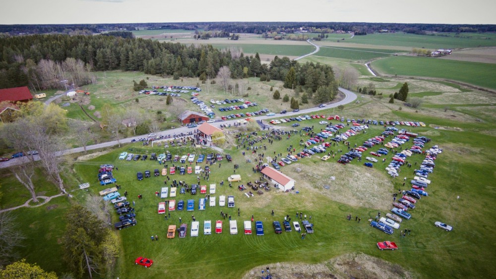 Kanske inte lugnet innan stormen, men senare på kvällen var det ännu fler bilar och motorcyklar på plats i Nifsta Gård torsdagen den 7 maj. Foto: Daniel Pero.