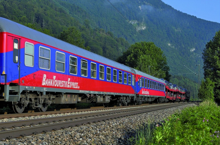Privatägda Bahn Touristik Express har startat tåglinjer med biltåg sedan Deutsche Bahn lade ner sin trafik.