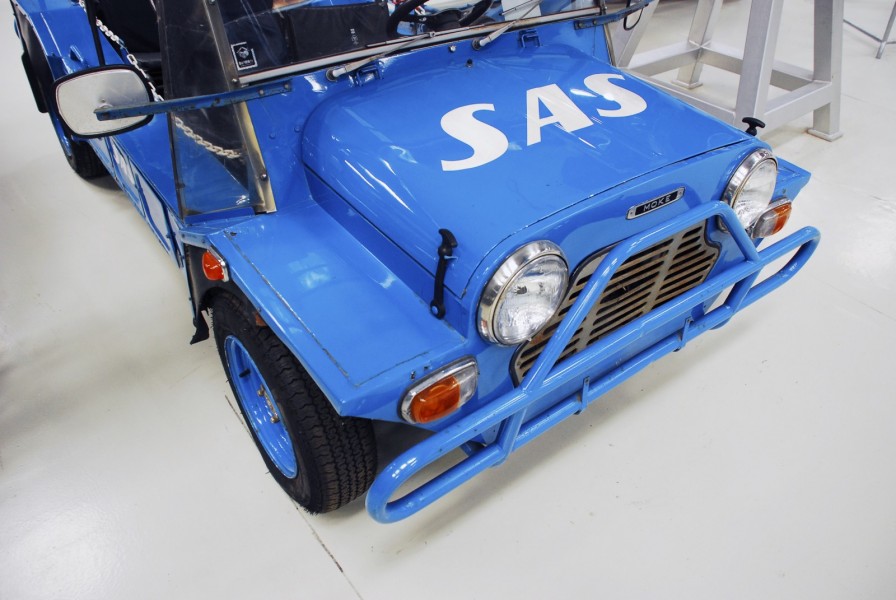 Även på motorhuven finns en stor SAS-logotyp.