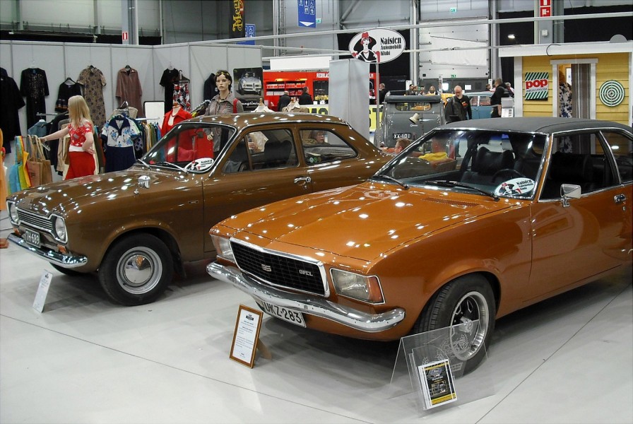 Damernas Automobilklubb visade upp design och mode från 70-talet samt två tidstypiskt bruna bilar anno 1973, en Ford Escort 1300 och en Opel Commodore Coupé.