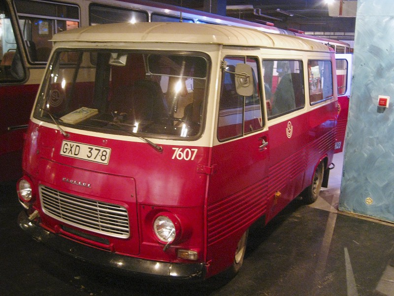 Ett av fordonen på Spårvägsmuseet är den här Peugeot J7, 1974 som använts som färdtjänstbuss av SL.