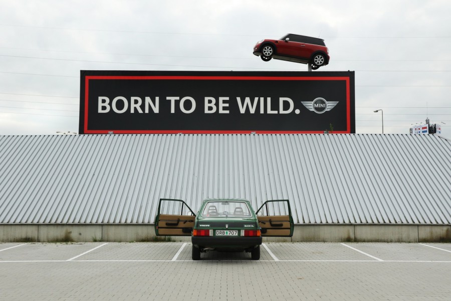 Nutid och dåtid möts utanför bilfabriken i Born. En gång tillverkades Klassikers Volvo 343 DL här, nu är det Mini och BMW X1 som gäller.