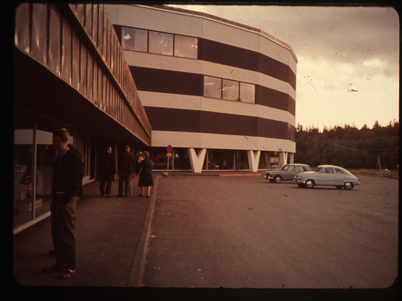 Nybyggt, nyasfalterad. En Saab som snart ska bli omodern.
