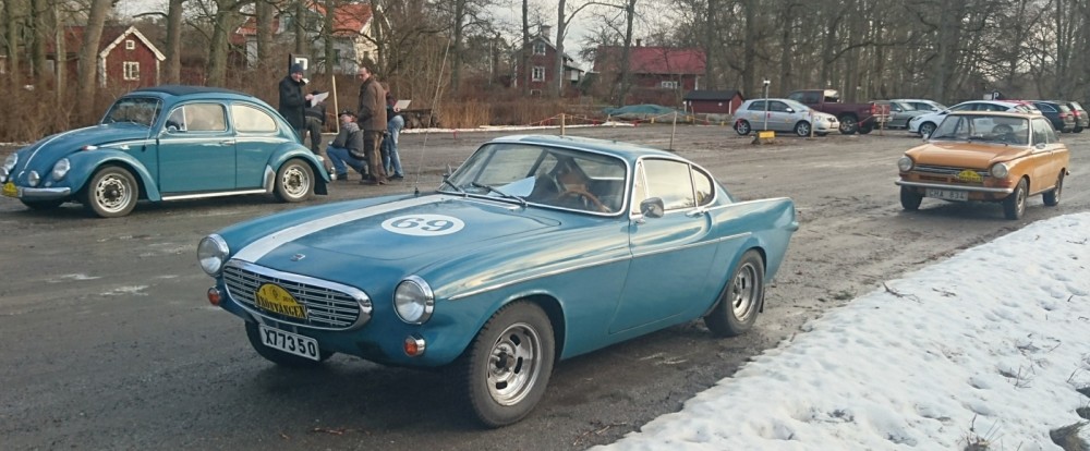Volvo P1800 med herrarna Berglund och Bogart från Rimbo och Norrtälje. I bakgrunden Anders Odeens VW från 1963 och Leo Tattis Daf 44 Coupé..