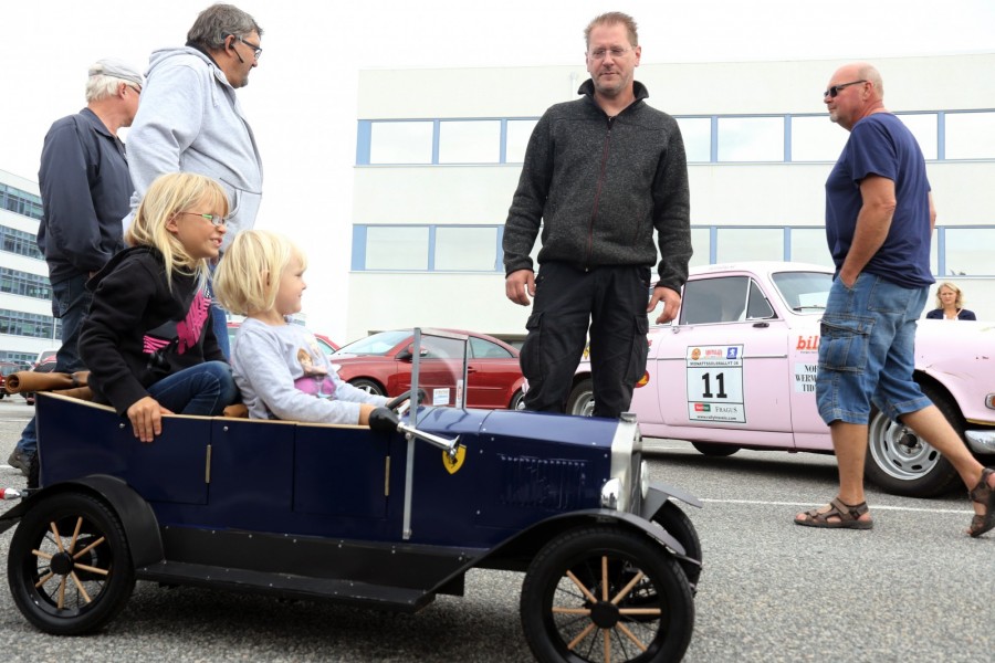 Stephan Poppe från Bremen har inte bara byggt en egen Volvo 165 som han ofta haft med sig till VROM. I år hade han med sig en egentillverkad ÖV4 i rätt storlek för sina döttrar.