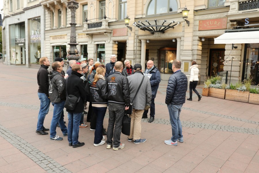Den guidade turen om Volvos historia i Stockholm inleddes på Stureplan - det var ju här på restaurang Sturehof Volvogrundarna Larson och Gabrielsson träffades över en skål med kräftor.