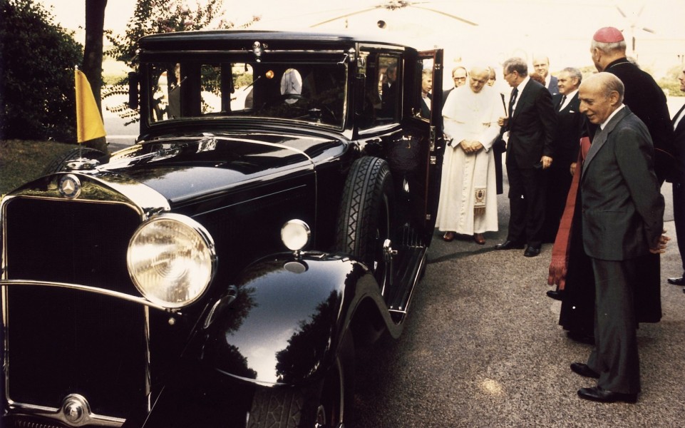 Påven Johannes Paulus II fick 1984 se Pius XI:s Mercedes-Benz Nürburg 460 1930 efter att den renoverats.