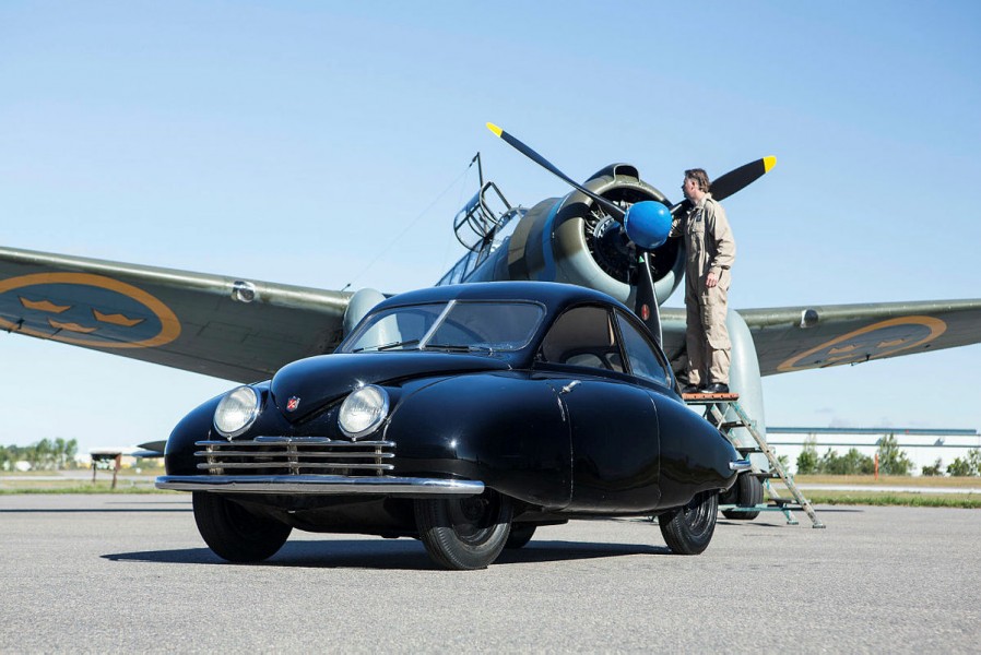 Ett historiskt möte mellan Ursaaben och en Saab B17 på flygfältet vid fabriken i Linköping. I nya <a href="https://shop.motorvarlden.se/product/saab-cars-magazine-12020">Saab Cars Magazine</a> berättar vi hela historien!